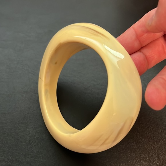Vintage Plastic Bangle Bracelet, Cream, Black Swirl, Asymmetrical, Retro, Boho - Picture 8 of 9